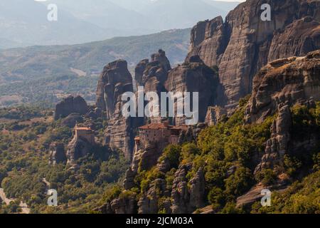 Erstaunliche Felsformationen und Kloster in Meteora, Griechenland. Landschaft bei Meteora, Trikala Region Meteora Kalabaka Griechenland Stockfoto