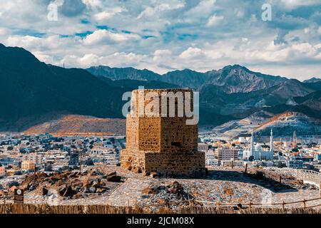 Al-Rabi Turm in Khor Fakkan und Landschaftsansicht der Stadt und Berge. Al Rabi ist berühmt für seinen Wanderweg und Stockfoto