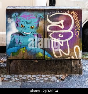 Alien bemalt auf Utiltiy-Kiste auf dem Weg der ehemaligen Berliner Mauer, Harzer Straße, Neukölln, Berlin, Deutschland Stockfoto