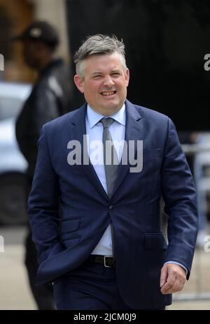 Jon Ashworth MP (Labor - Leicester South) Schattenminister für Arbeit und Pensionen - in Westminster, vor einer Abstimmung über die ... Stockfoto