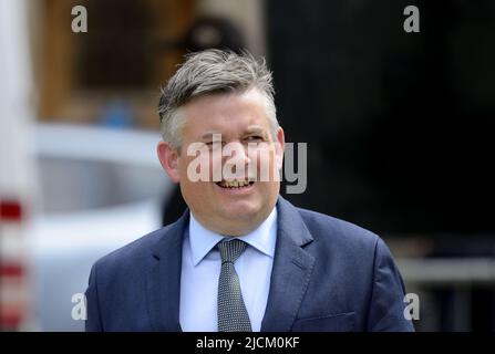 Jon Ashworth MP (Labor - Leicester South) Schattenminister für Arbeit und Pensionen - in Westminster, vor einer Abstimmung über die ... Stockfoto