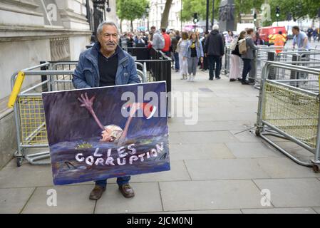 London, England, Großbritannien. Kaya Mar (Künstler) mit einem Gemälde mit Boris Johnson, außerhalb der Downing Street, 6.. Juni 2022 Stockfoto