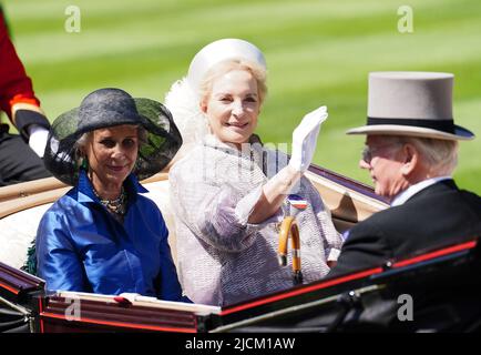 Die Herzogin von Gloucester, Prinzessin Michael von Kent und der Herzog von Gloucester, die mit der Kutsche während der königlichen Prozession vor dem ersten Tag von Royal Ascot auf der Ascot Racecourse ankommen. Tag eins von Royal Ascot auf der Ascot Racecourse. Bilddatum: Dienstag, 14. Juni 2022. Stockfoto