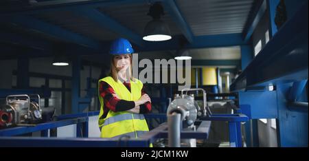 Porträt einer Ingenieurin, die in einer Industriefabrik arbeitet Stockfoto