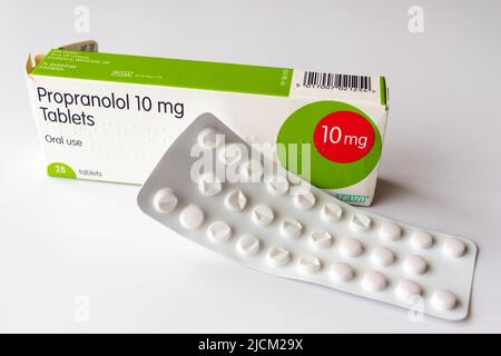 Box mit Propranolol 10 mg Tabletten, ein Beta-Blocker verwendet, um hohen Blutdruck, Herzprobleme, Zittern und Angst zu behandeln Stockfoto