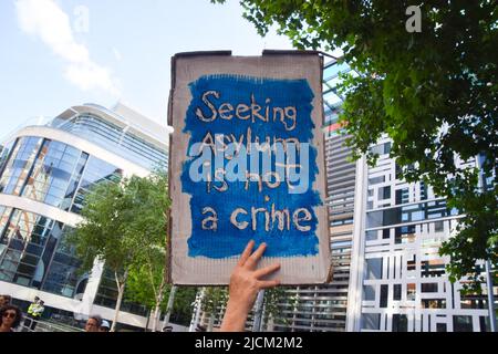 London, Großbritannien. 13.. Juni 2022. Riesige Menschenmengen versammelten sich vor dem Innenministerium, um gegen die Entsendung von Flüchtlingen nach Ruanda zu protestieren. Stockfoto