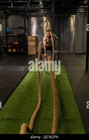 Seil Lager Fitness Green man Gras Training Fitness-Studio muskulös jung, für starke Kraft aus der körperlichen durch gesunde Aktivität, Person Muskel. Kreuz Stockfoto