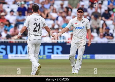 Nottingham, Großbritannien. 14.. Juni 2022. Matt Henery of New Zealand und Neil Wagner of New Zealand High Five Credit: News Images /Alamy Live News Stockfoto