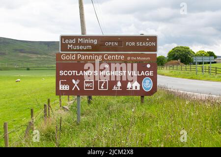 Wanlockhead Museum of Lead Mining braunes Touristenschild auf A702, das das Museum and Gold Panning Center in Wanlockhead, Scotlands höchstes Dorf, anwirbt Stockfoto