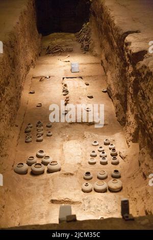 Terrakotta-Gegenstände, wie Figuren von Menschen, Kriegern, militärischer Hardware, Und Vieh einschließlich Pferde und Nutztiere, die in alten Gruben ausgestellt wurden, die im Grabhügel im Han Yang Ling Mausoleum (oder dem Yang Ling Mausoleum von Han), dem Mausoleum von Kaiser Jing, dem sechsten Kaiser der westlichen Han Dynastie und seiner Kaiserin Wang, unter der Erde ausgegraben wurden. XI'an. China. VRC. (125) Stockfoto