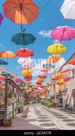 Bunte Regenschirme im lateinischen Block in Vejle, Dänemark, 13. juni 2022 Stockfoto