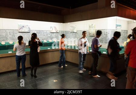 Ausstellungen von Artefakten (die in einem Ausstellungsraum in der Besucherzentrale ausgestellt werden können, damit Touristen und Besucher sie sehen können), die in archäologischen Ausgrabungen im Han Yang Ling Mausoleum (oder im Yang Ling Mausoleum von Han), dem Mausoleum von Kaiser Jing, Der sechste Kaiser der westlichen Han-Dynastie und seine Kaiserin Wang. XI'an. China. VRC. Dieses Zimmer ist nicht das unterirdische Museum, das separat ist. (125) Stockfoto