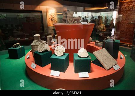 Ausstellungen von Artefakten (die in einem Ausstellungsraum in der Besucherzentrale ausgestellt werden können, damit Touristen und Besucher sie sehen können), die in archäologischen Ausgrabungen im Han Yang Ling Mausoleum (oder im Yang Ling Mausoleum von Han), dem Mausoleum von Kaiser Jing, Der sechste Kaiser der westlichen Han-Dynastie und seine Kaiserin Wang. XI'an. China. VRC. Dieses Zimmer ist nicht das unterirdische Museum, das separat ist. (125) Stockfoto