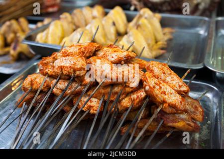 Zubereitete Gerichte zum Verkauf an einem Lebensmittelstand, an dem Fleischgerichte zum Mitnehmen auf Metallspießen verkauft werden, ähnlich wie bei einem chinesischen Kebab. XI'an. China VRC. (125). Stockfoto