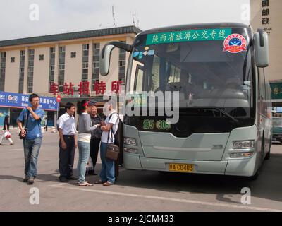 Bus Nr. 306 / Busse / Reisebusse warten auf Passagiere zu begeben, bevor die Reise von Busbahnhof Haltestelle in der Stadt Xi'an, PRC, China. (125) Stockfoto