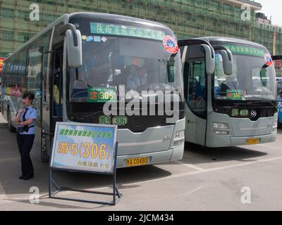 Bus Nr. 306 / Busse / Reisebusse warten auf Passagiere zu begeben, bevor die Reise von Busbahnhof Haltestelle in der Stadt Xi'an, PRC, China. (125) Stockfoto