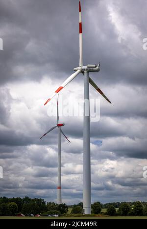 14. Juni 2022, Mecklenburg-Vorpommern, Groß Schwiesow: Eine Windturbine mit offenem Dach ermöglicht es Bürgermeistern, Kommunalpolitikern und interessierten Bürgern, das Turbinenwerk nach dem Aufstieg zu besuchen. Die Landesanstalt für Energie und Klimaschutz Mecklenburg-Vorpommern und der Landesverband Erneuerbare Energien MV organisieren die Windparktour und informieren über Projekte zur Erzeugung erneuerbarer Energien. Foto: Jens Büttner/dpa Stockfoto