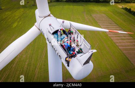 14. Juni 2022, Mecklenburg-Vorpommern, Groß Schwiesow: Bürgermeister, Kommunalpolitiker und interessierte Bürger inspizierten die Turbinen auf einer Windturbine mit offenem Dach. (Luftaufnahme mit Drohne) die Landesanstalt für Energie- und Klimaschutz Mecklenburg-Vorpommern und der Landesverband Erneuerbare Energien MV organisierten die Windparktour und gaben Informationen über Projekte im Bereich der erneuerbaren Energien. Foto: Jens Büttner/dpa Stockfoto