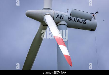 14. Juni 2022, Mecklenburg-Vorpommern, Groß Schwiesow: Eine Windturbine mit offenem Dach ermöglicht es Bürgermeistern, Kommunalpolitikern und interessierten Bürgern, das Turbinenwerk nach dem Aufstieg zu besuchen. Die Landesanstalt für Energie und Klimaschutz Mecklenburg-Vorpommern und der Landesverband Erneuerbare Energien MV organisieren die Windparktour und informieren über Projekte zur Erzeugung erneuerbarer Energien. Foto: Jens Büttner/dpa Stockfoto