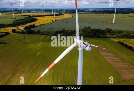 14. Juni 2022, Mecklenburg-Vorpommern, Groß Schwiesow: Bürgermeister, Kommunalpolitiker und interessierte Bürger inspizierten die Turbinen auf einer Windturbine mit offenem Dach. (Luftaufnahme mit Drohne) die Landesanstalt für Energie- und Klimaschutz Mecklenburg-Vorpommern und der Landesverband Erneuerbare Energien MV organisierten die Windparktour und gaben Informationen über Projekte im Bereich der erneuerbaren Energien. Foto: Jens Büttner/dpa Stockfoto