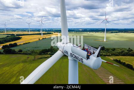 14. Juni 2022, Mecklenburg-Vorpommern, Groß Schwiesow: Bürgermeister, Kommunalpolitiker und interessierte Bürger inspizierten die Turbinen auf einer Windturbine mit offenem Dach. (Luftaufnahme mit Drohne) die Landesanstalt für Energie- und Klimaschutz Mecklenburg-Vorpommern und der Landesverband Erneuerbare Energien MV organisierten die Windparktour und gaben Informationen über Projekte im Bereich der erneuerbaren Energien. Foto: Jens Büttner/dpa Stockfoto