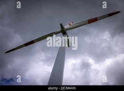 14. Juni 2022, Mecklenburg-Vorpommern, Groß Schwiesow: Eine Windturbine mit offenem Dach ist unter einem dunklen bewölkten Himmel zu sehen. Die Landesanstalt für Energie und Klimaschutz Mecklenburg-Vorpommern und der Landesverband Erneuerbare Energien MV organisieren die Windparktour und informieren über Projekte im Bereich der erneuerbaren Energien. Foto: Jens Büttner/dpa Stockfoto