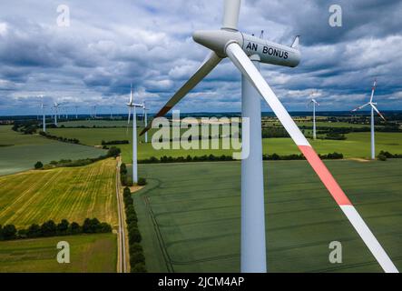 14. Juni 2022, Mecklenburg-Vorpommern, Groß Schwiesow: Bürgermeister, Kommunalpolitiker und interessierte Bürger inspizierten die Turbinen auf einer Windturbine mit offenem Dach. (Luftaufnahme mit Drohne) die Landesanstalt für Energie- und Klimaschutz Mecklenburg-Vorpommern und der Landesverband Erneuerbare Energien MV organisierten die Windparktour und gaben Informationen über Projekte im Bereich der erneuerbaren Energien. Foto: Jens Büttner/dpa Stockfoto