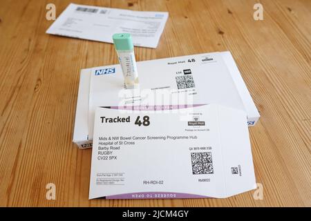 Testkit für das Darmkrebsscreening-Programm nach Hause in Großbritannien schickte Patienten über 60 Jahren ein, die am 2022. Juni entnommen wurden Stockfoto