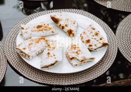 Lavasch-Rolle, Pita-Brot, Huhn, Shawarma-Sandwich-Kreisellamm oder Rindfleisch-Shawarma traditioneller östlicher Snack. Stockfoto