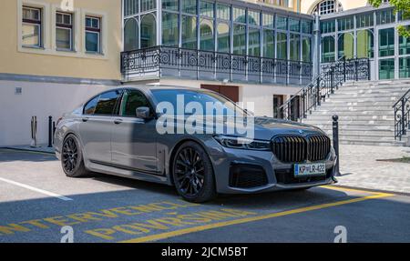 Ein Bild eines grauen BMW 7 Series 760Li. Stockfoto