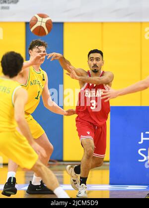 Doha, Katar. 14.. Juni 2022. Ali Fardan (R) vom bahrainischen Basketballteam in Aktion während des FIBA U16 Asienmeisterschaftsspiel 2022 zwischen Australien und Bahrain in der Al-Gharafa Sports Multi-Purpose Hall. Endstand; Australien 88:41 Bahrain. (Foto von Luis Veniegra/SOPA Images/Sipa USA) Quelle: SIPA USA/Alamy Live News Stockfoto
