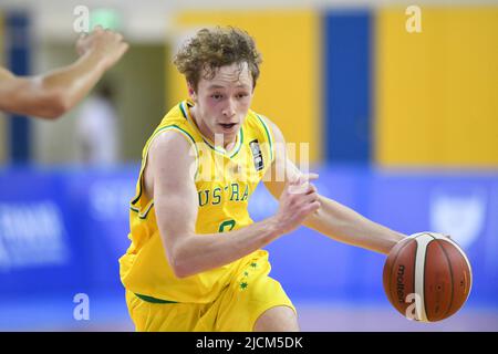 Doha, Katar. 14.. Juni 2022. Kye Savage of Australia Basketball-Team in Aktion während des FIBA U16 Asienmeisterschaftsspiel 2022 zwischen Australien und Bahrain in der Al-Gharafa Sports Multi-Purpose Hall. Endstand; Australien 88:41 Bahrain. (Foto von Luis Veniegra/SOPA Images/Sipa USA) Quelle: SIPA USA/Alamy Live News Stockfoto