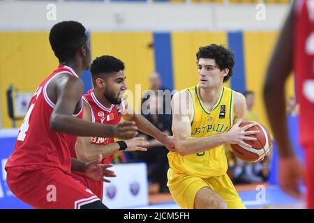 Doha, Katar. 14.. Juni 2022. Tristan Devers (R) von der australischen Basketballmannschaft in Aktion während des FIBA U16-Asienmeisterschaftsspiel 2022 zwischen Australien und Bahrain in der Al-Gharafa Sports Multi-Purpose Hall. Endstand; Australien 88:41 Bahrain. (Foto von Luis Veniegra/SOPA Images/Sipa USA) Quelle: SIPA USA/Alamy Live News Stockfoto