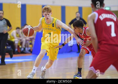 Doha, Katar. 14.. Juni 2022. Joshua Dent (L) vom australischen Basketballteam in Aktion während des FIBA U16-Asienmeisterschaftsspiel 2022 zwischen Australien und Bahrain in der Al-Gharafa Sports Multi-Purpose Hall. Endstand; Australien 88:41 Bahrain. (Foto von Luis Veniegra/SOPA Images/Sipa USA) Quelle: SIPA USA/Alamy Live News Stockfoto