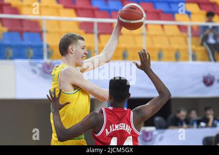 Doha, Katar. 14.. Juni 2022. Rocco Zikarsky (L) von der australischen Basketballmannschaft in Aktion während des FIBA U16-Asienmeisterschaftsspiel 2022 zwischen Australien und Bahrain in der Al-Gharafa Sports Multi-Purpose Hall. Endstand; Australien 88:41 Bahrain. (Foto von Luis Veniegra/SOPA Images/Sipa USA) Quelle: SIPA USA/Alamy Live News Stockfoto