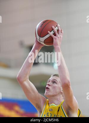 Doha, Katar. 14.. Juni 2022. Rocco Zikarsky von der australischen Basketballmannschaft in Aktion während des FIBA U16-Asienmeisterschaftsspiel 2022 zwischen Australien und Bahrain in der Al-Gharafa Sports Multi-Purpose Hall. Endstand; Australien 88:41 Bahrain. (Foto von Luis Veniegra/SOPA Images/Sipa USA) Quelle: SIPA USA/Alamy Live News Stockfoto