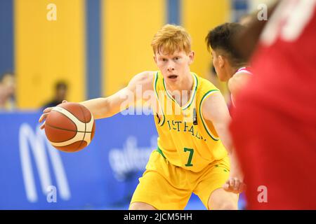 Doha, Katar. 14.. Juni 2022. Joshua Dent von der australischen Basketballmannschaft in Aktion während des FIBA U16-Asienmeisterschaftsspiel 2022 zwischen Australien und Bahrain in der Al-Gharafa Sports Multi-Purpose Hall. Endstand; Australien 88:41 Bahrain. (Foto von Luis Veniegra/SOPA Images/Sipa USA) Quelle: SIPA USA/Alamy Live News Stockfoto