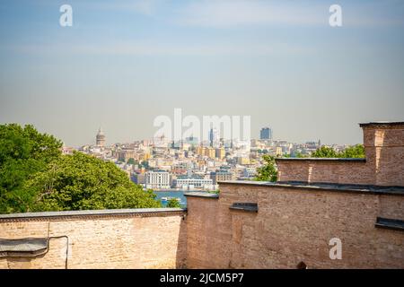 Panoramablick auf die asiatische Seite oder die anatolische Seite Istanbuls, einschließlich der Bezirke Kadikoy und Uskudar, vom Topkapi-Palast. Stockfoto