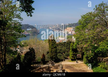 Porto, Portugal - 15. April 2022: Blick von Jardins do Palacio de Cristal auf Porto Stockfoto