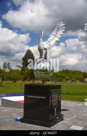 Silberner Metalladler und Globe auf Granitsockel im Remembrance Garden zu Ehren der Royal Air Forces, Association National Memorial Arboretum, Großbritannien. Stockfoto