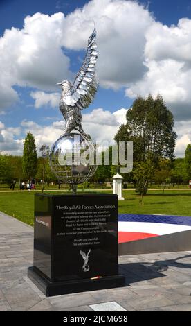 Silberner Metalladler und Globe auf Granitsockel im Remembrance Garden zu Ehren der Royal Air Forces, Association National Memorial Arboretum, Großbritannien. Stockfoto