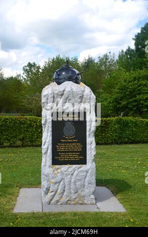 Mine auf dem Steinsockel zu Ehren des Royal Naval Patrol Service von HMS Europa im National Memorial Arboretum, Staffordshire, England, Großbritannien. Stockfoto