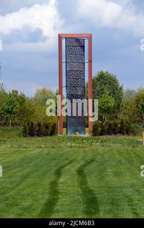 Das UK Police Memorial, eine 12 Meter hohe Brass-Struktur, ist eine Hommage an gefallene Offiziere im National Memorial Arboretum, Staffordshire, England, Großbritannien. Stockfoto