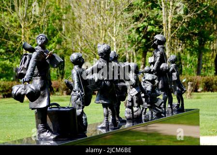 Bronzestatuen des evakuierten Children Holding Hands Memorial im National Memorial Arboretum, Airewas in der Nähe von Lichfield, Staffordshire, England, Großbritannien. Stockfoto