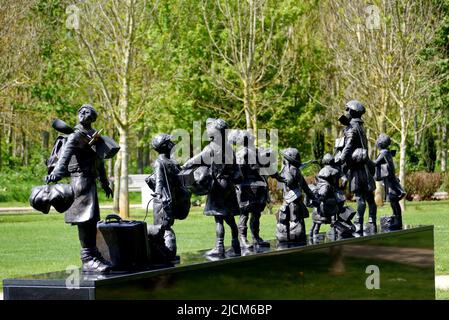 Bronzestatuen des evakuierten Children Holding Hands Memorial im National Memorial Arboretum, Airewas in der Nähe von Lichfield, Staffordshire, England, Großbritannien. Stockfoto