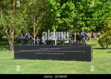 Bronzestatuen des evakuierten Children Holding Hands Memorial im National Memorial Arboretum, Airewas in der Nähe von Lichfield, Staffordshire, England, Großbritannien. Stockfoto