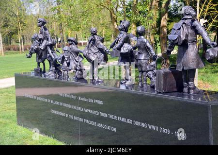 Bronzestatuen des evakuierten Children Holding Hands Memorial im National Memorial Arboretum, Airewas in der Nähe von Lichfield, Staffordshire, England, Großbritannien. Stockfoto