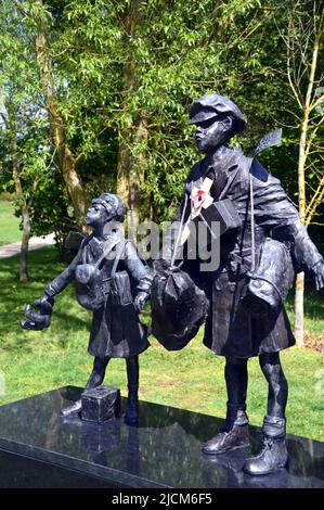 Bronzestatuen des evakuierten Children Holding Hands Memorial im National Memorial Arboretum, Airewas in der Nähe von Lichfield, Staffordshire, England, Großbritannien. Stockfoto