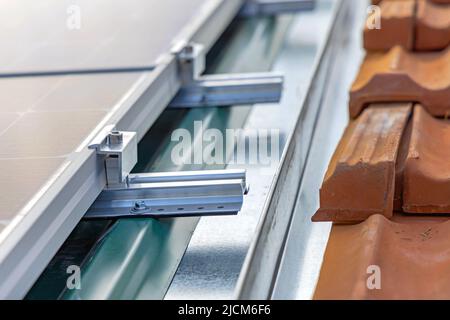 Montagehalterungen für Solarpaneelhalter am Hausdach Stockfoto