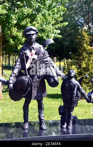 Bronzestatuen des evakuierten Children Holding Hands Memorial im National Memorial Arboretum, Airewas in der Nähe von Lichfield, Staffordshire, England, Großbritannien. Stockfoto